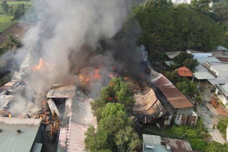 Chay kho hang o Dong Nai, nguoi dan hot hoang thao chay hinh anh