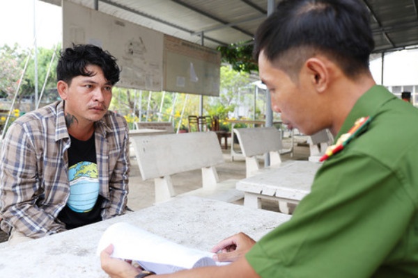 Mau thuan voi ban nhau, bo ve nua duong roi quay lai chem trong thuong hinh anh