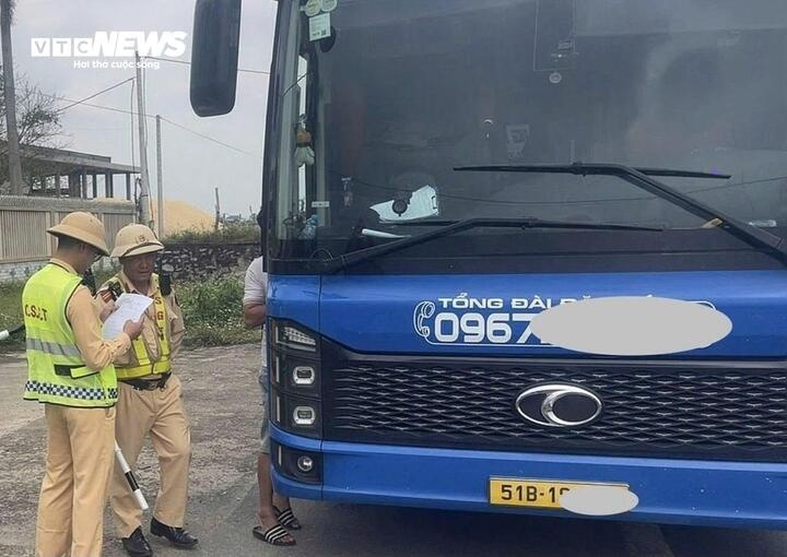 Xe khach,  cho qua 19 nguoi anh 1