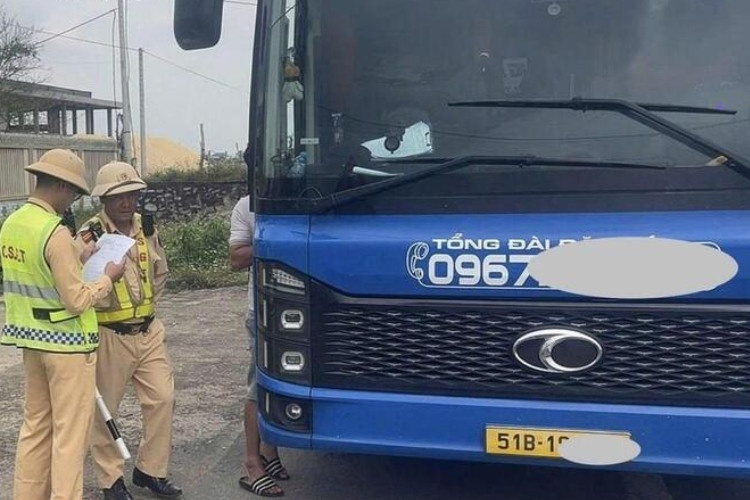 Xe khach cho qua 19 nguoi, bi phat hon 140 trieu dong hinh anh