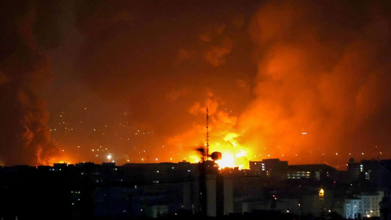 Israel khong kich, kho du tru dau Iran boc chay du doi hinh anh