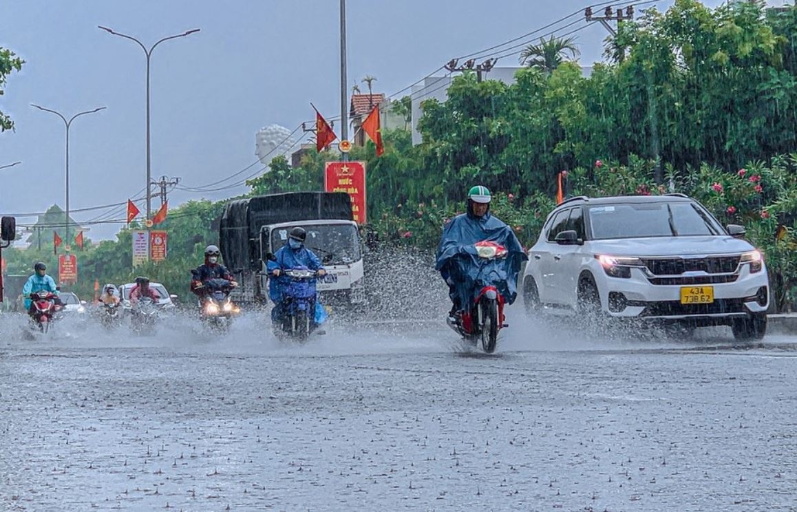 Mien Trung chuan bi don dot mua dai ngay hinh anh