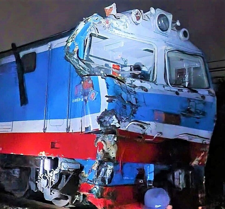 Khoi to tai xe xe container vuot den do duong sat gay tai nan hinh anh