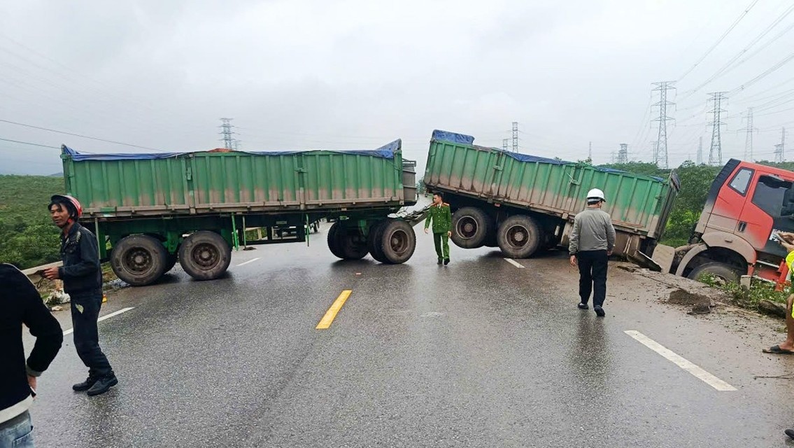 Va cham voi xe dau keo, hai nguoi phu nu di xe may tu vong hinh anh