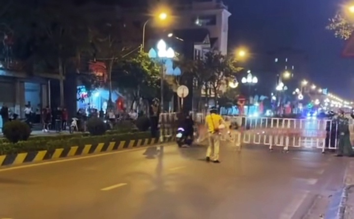 Nhom thanh nien cho 3 lao xe toc do cao de 'thong chot' hinh anh