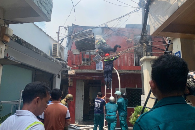 Chay nhieu can nha trong hem o TP.HCM, may man khong co thuong vong hinh anh