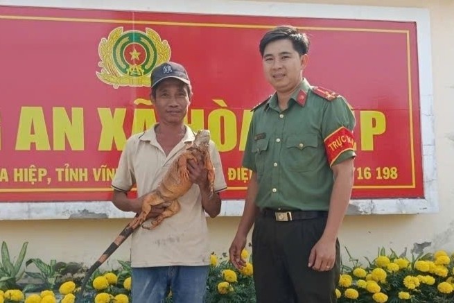 Phat hien rong Nam My sau nha, nguoi dan dem nop cong an hinh anh