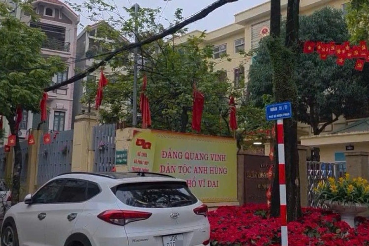 Chu oto do gan UBND phuong Lang bi goi dien de doa, cao xuoc than xe hinh anh