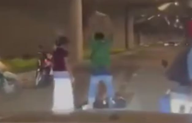 Nam thanh nien doa danh phu nu truoc ga T3 Tan Son Nhat hinh anh