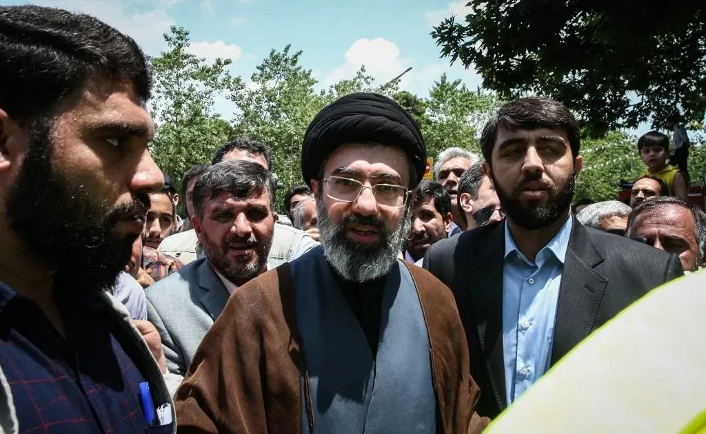 Con trai co Lanh tu Iran song sot sau mot vu am sat hinh anh