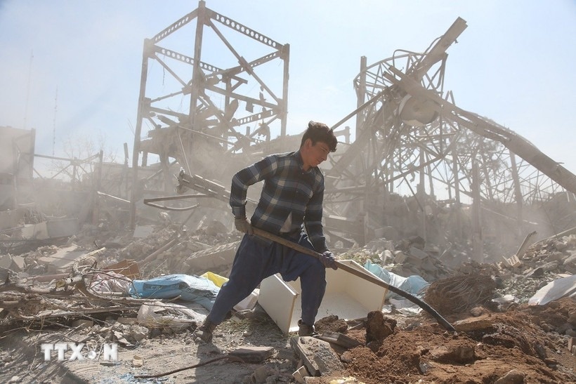 Nguoi dung dau van phong quan su Dai giao chu Iran thiet mang hinh anh