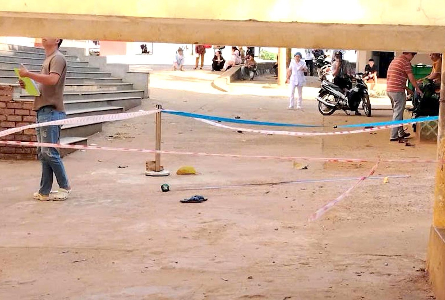 Sau cuoc dien thoai, nguoi dan ong len san thuong benh vien nhay xuong hinh anh