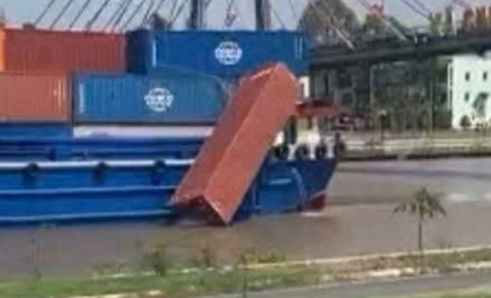 Mot container roi xuong kenh Cho Gao o Dong Thap hinh anh