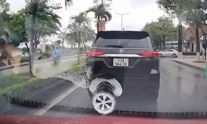 CSGT Quang Tri xac minh oto tien lui bat thuong giua duong hinh anh