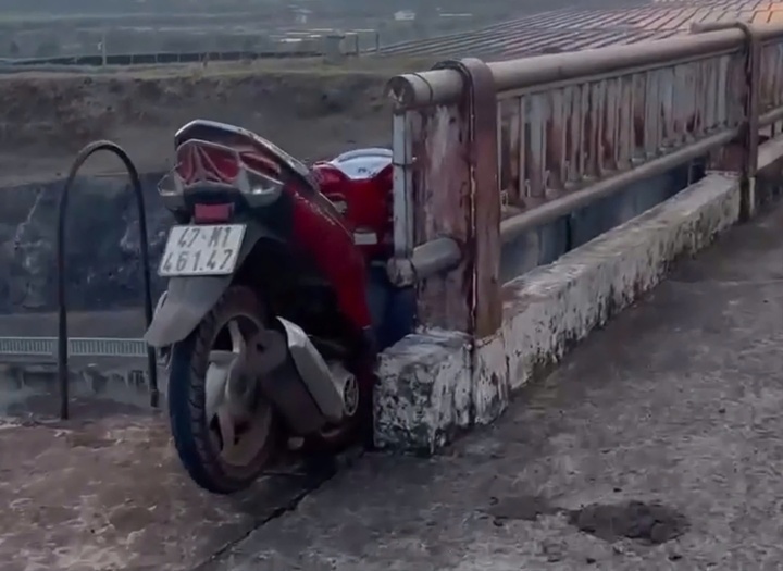 Nguoi dan ong roi xuong cua xa ho tu vong, xe may mac tren cau hinh anh