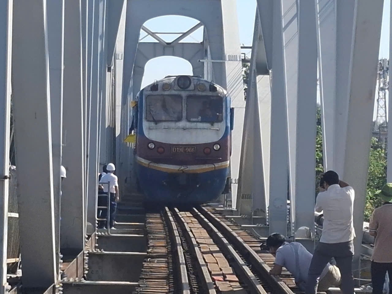 Thong tau Bac - Nam qua cau Ghenh hinh anh