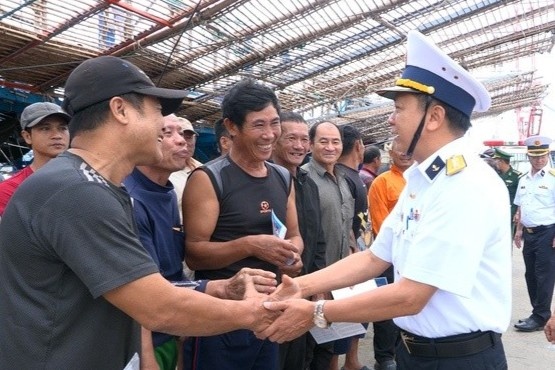 Tau Hai quan dua 36 ngu dan Quang Ngai vao bo an toan hinh anh