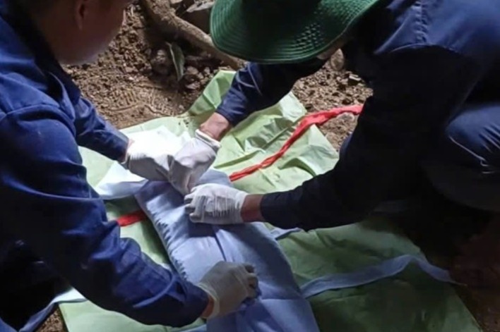 Tim thay hai cot liet si trong hang Chia tren dat Lao hinh anh