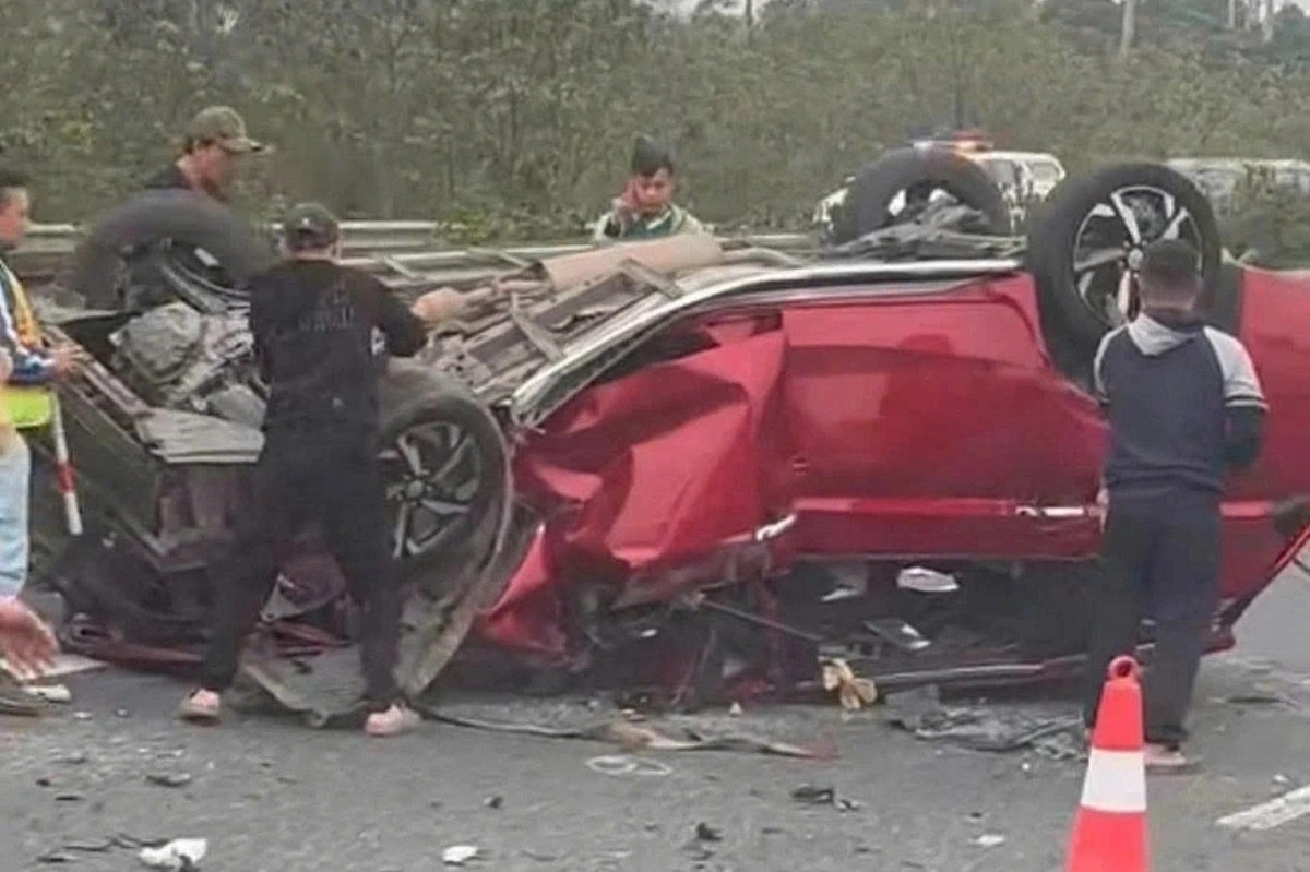 Oto con bi 'vo nat' tren cao toc qua Ninh Binh hinh anh