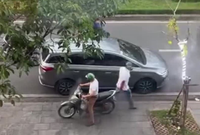 Va quet giao thong, ruot duoi 'danh hoi dong' tai xe oto o TPHCM hinh anh