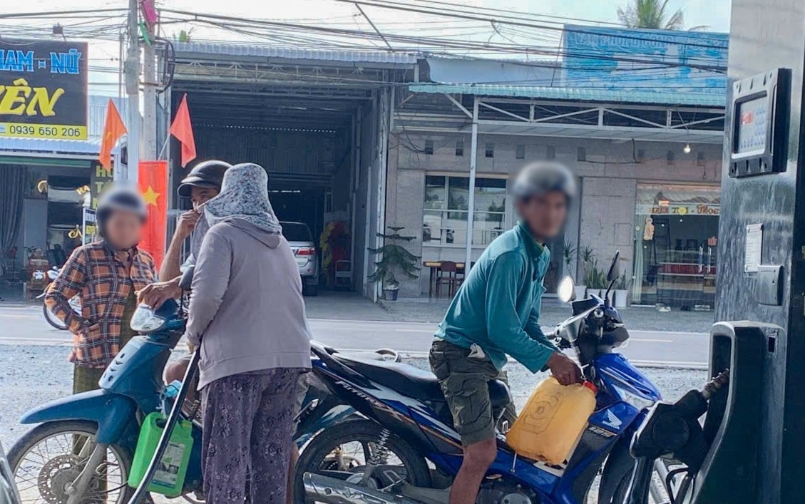 Kiem tra xu ly cua hang xang dau co dau hieu ‘gam hang' o Vinh Long hinh anh