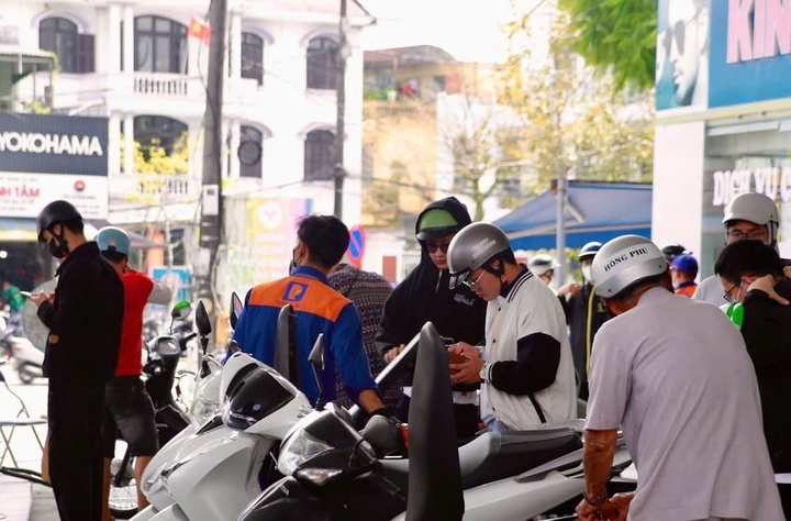 Cay xang o Hue bi lap bien ban vi chi ban 300.000 dong/luot hinh anh