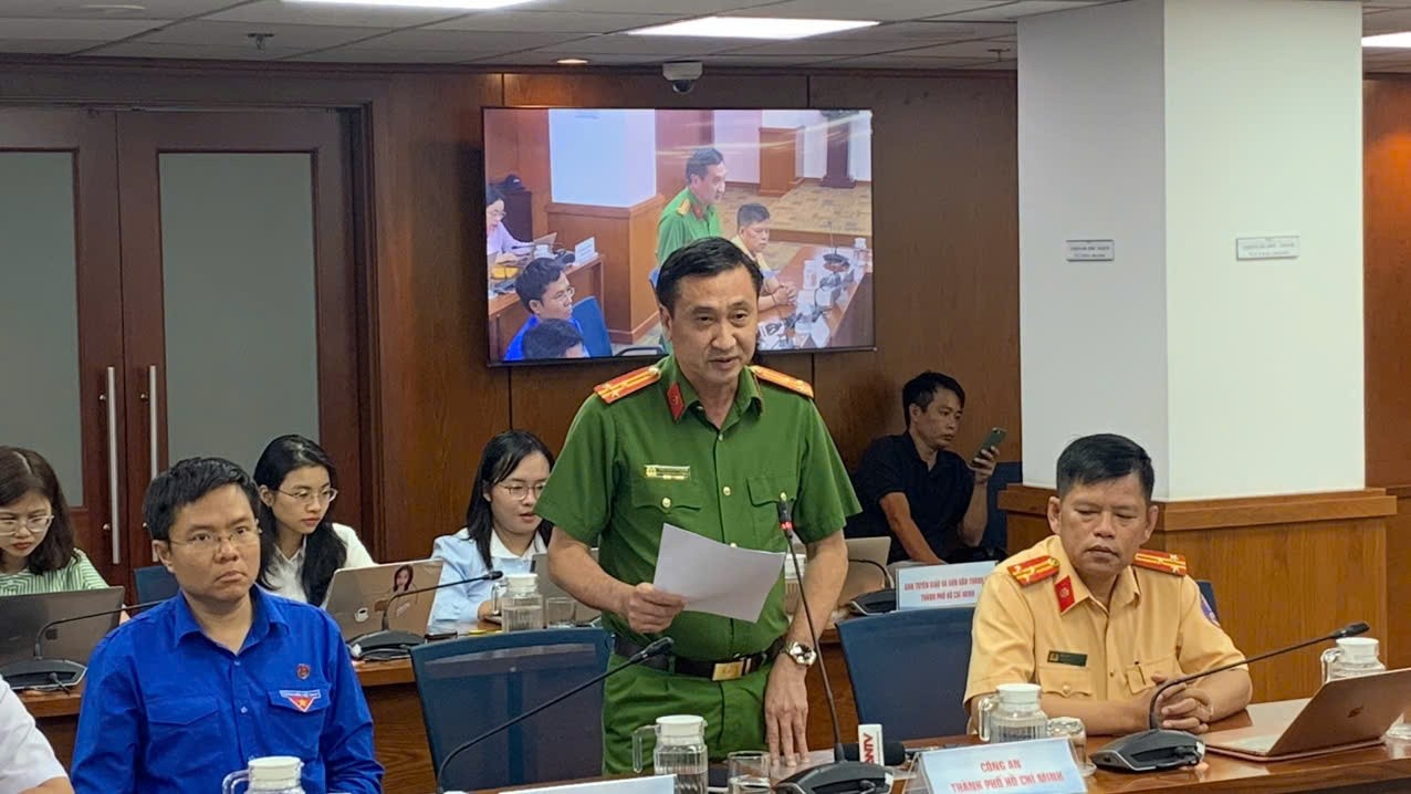 Cong an TP.HCM mang loa ra cay xang khuyen cao nguoi dan hinh anh