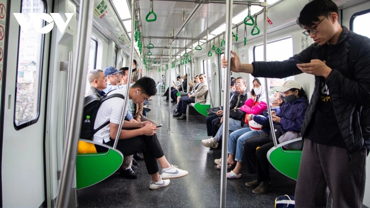 Gia xang tang, nguoi dan van 'binh than' nho phuong tien cong cong hinh anh