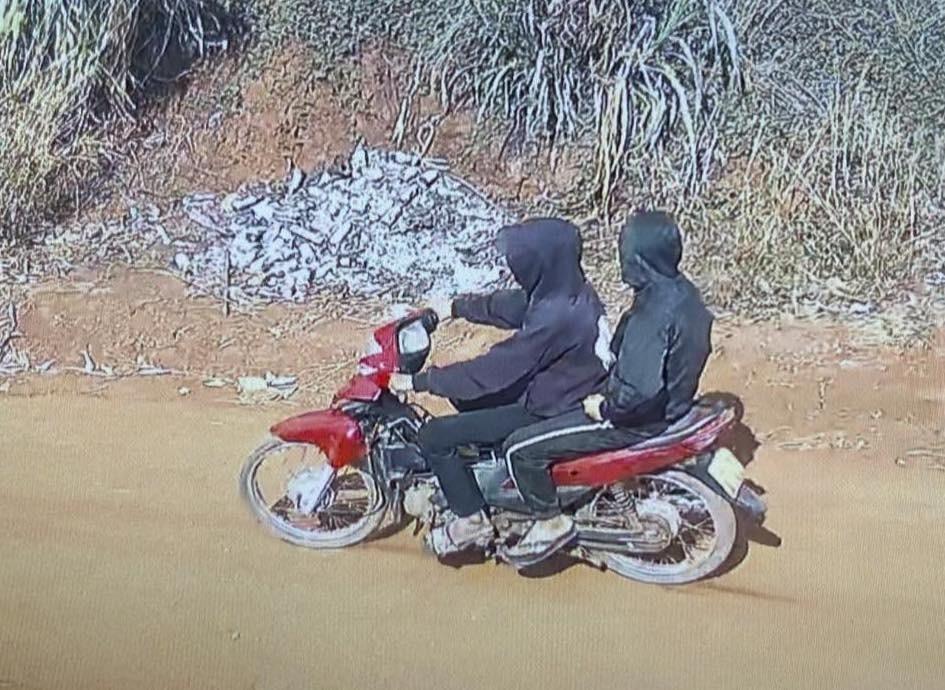 Tom gon doi tuong,  Cam dao giat tui anh 2