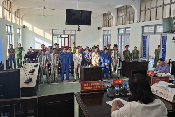 Hon chien giua dem tren cau Duc Thanh: 15 bi cao phai tra gia hinh anh