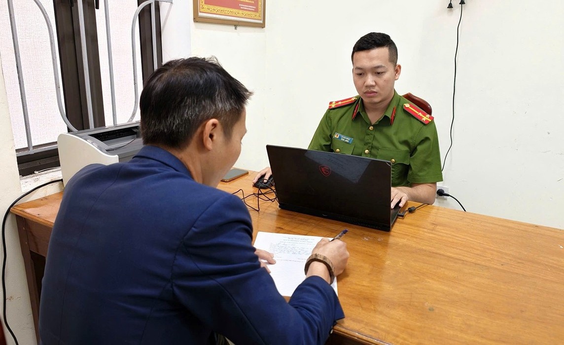 Tai xe oto,  Dung gay de doa,  Nguoi di xe may anh 1