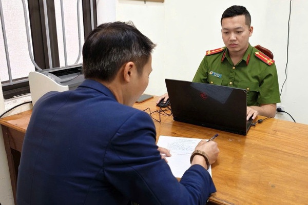 Cong an lam viec voi tai xe oto dung gay de doa nguoi di xe may hinh anh