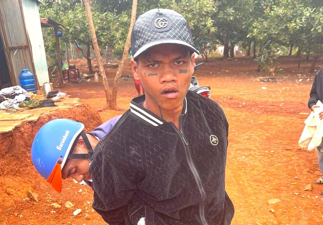 Tom gon 2 doi tuong cam dao giat tui tien cua nu thuong lai hinh anh