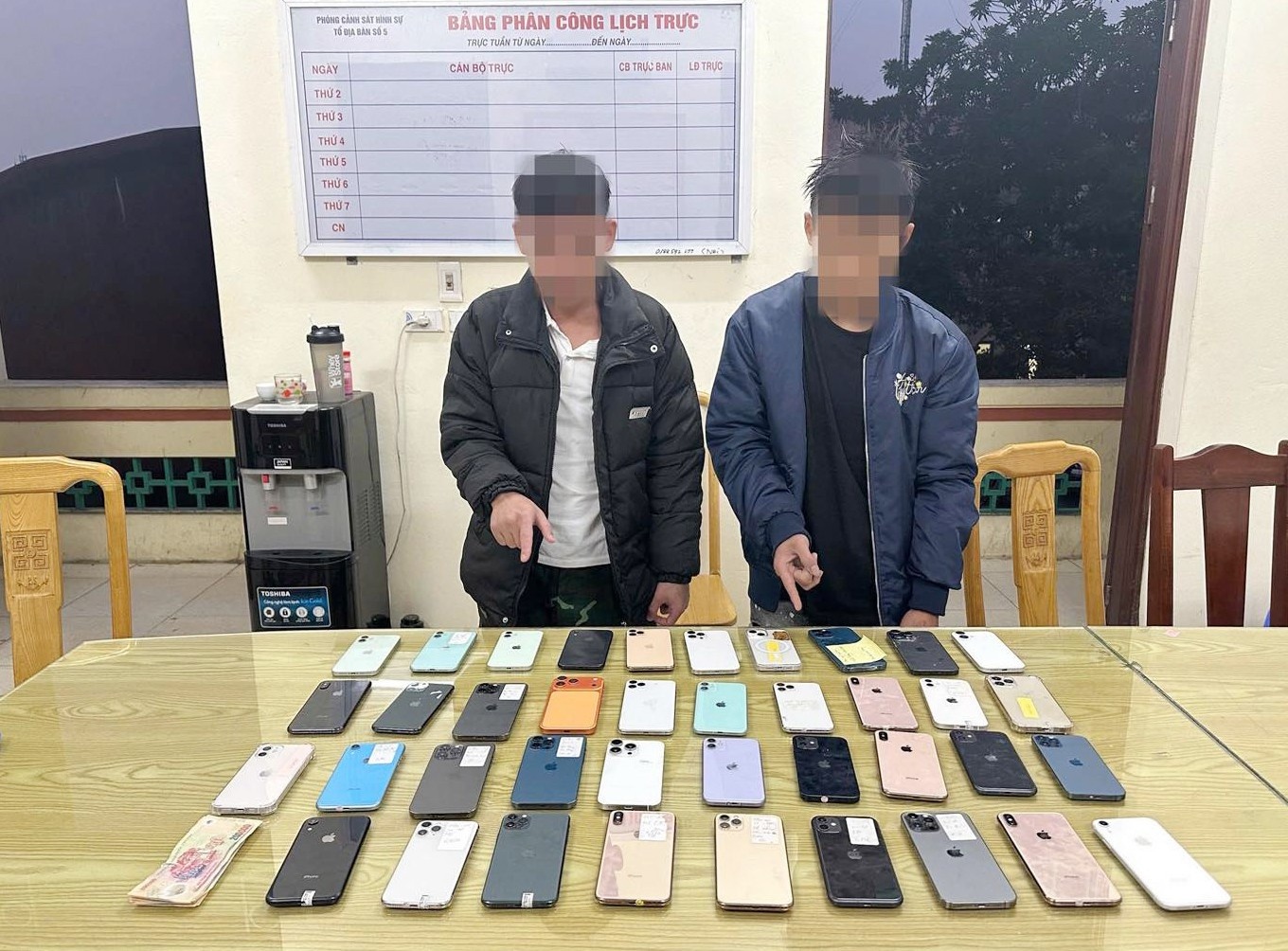 2 doi tuong dot nhap cua hang dien thoai, trom 39 chiec iPhone hinh anh