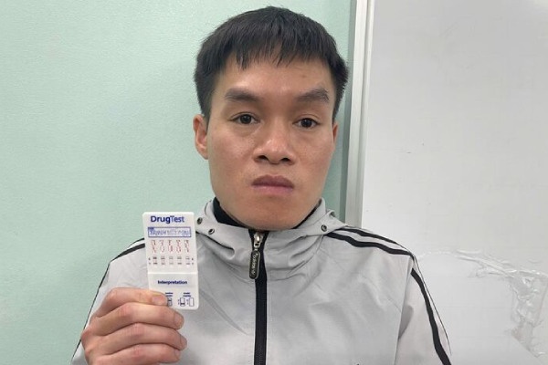 Tam giu nguoi dan ong o Bac Ninh giao cau voi be gai roi quay video hinh anh