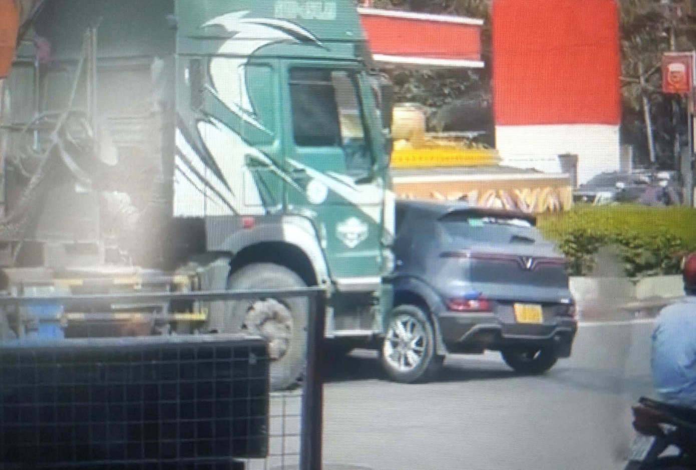 Xe ben 'ui' oto lui mot doan dai o Thu Dau Mot hinh anh