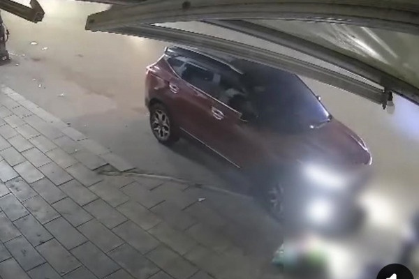 Trieu tap tai xe lao xe len via he gay tai nan roi bo tron hinh anh