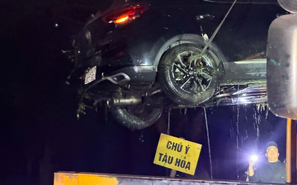 Tau hoa hat vang oto xuong muong nuoc o Ha Noi hinh anh