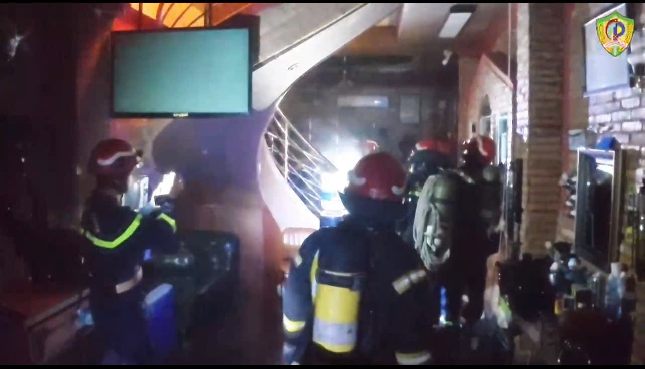 Cuu 5 nguoi ket trong nha chay o trung tam TP.HCM hinh anh