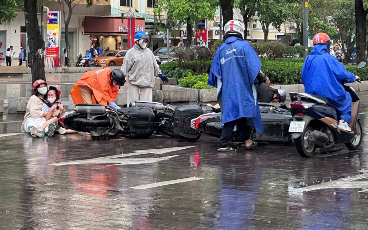 Mua lon bat ngo, nhieu tai nan lien hoan tren pho di bo Nguyen Hue hinh anh