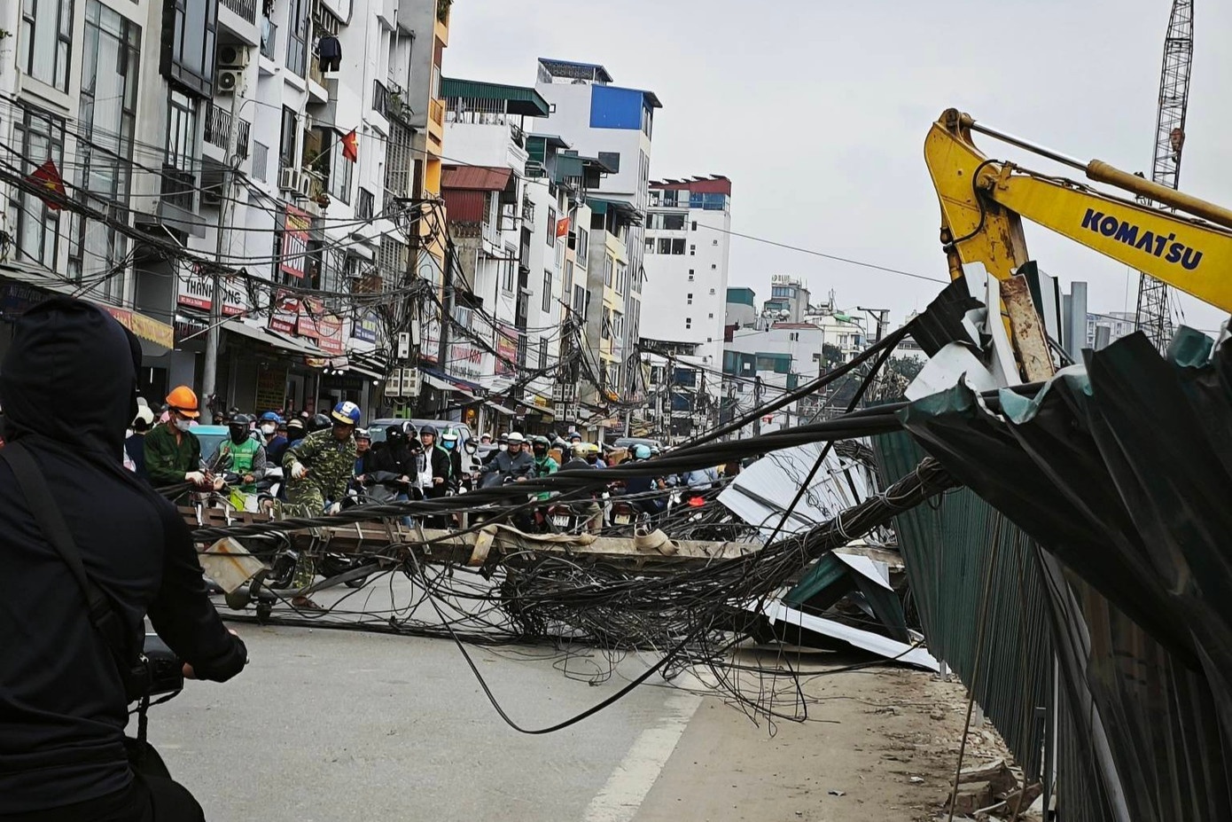 Cot dien bat ngo do chan ngang duong La Thanh hinh anh