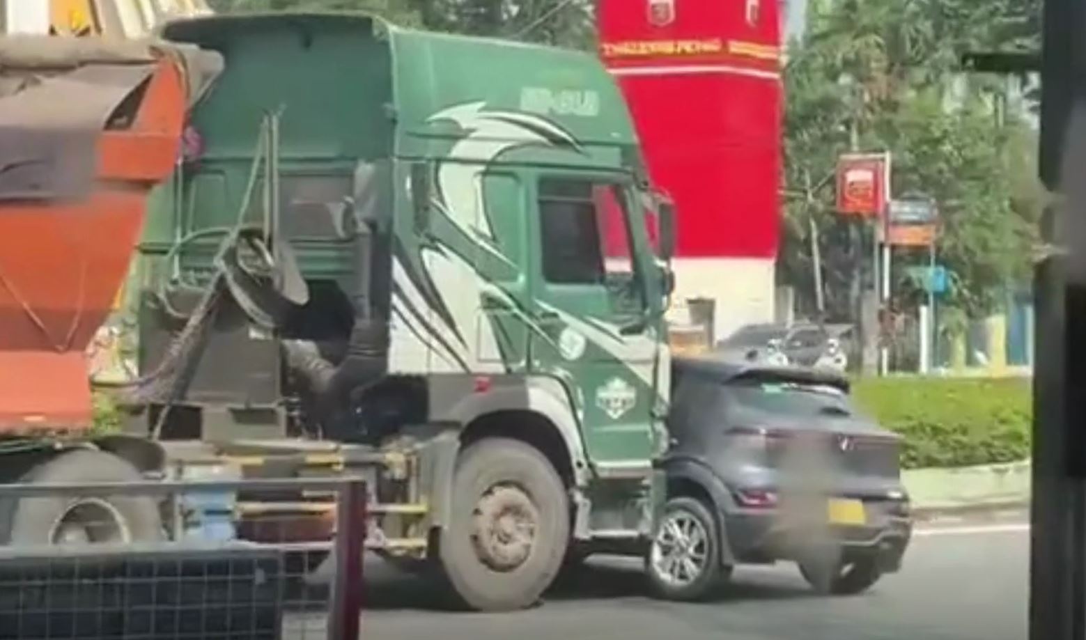 Cong an TP.HCM thong tin vu xe dau keo day oto truot 15 m tren duong hinh anh