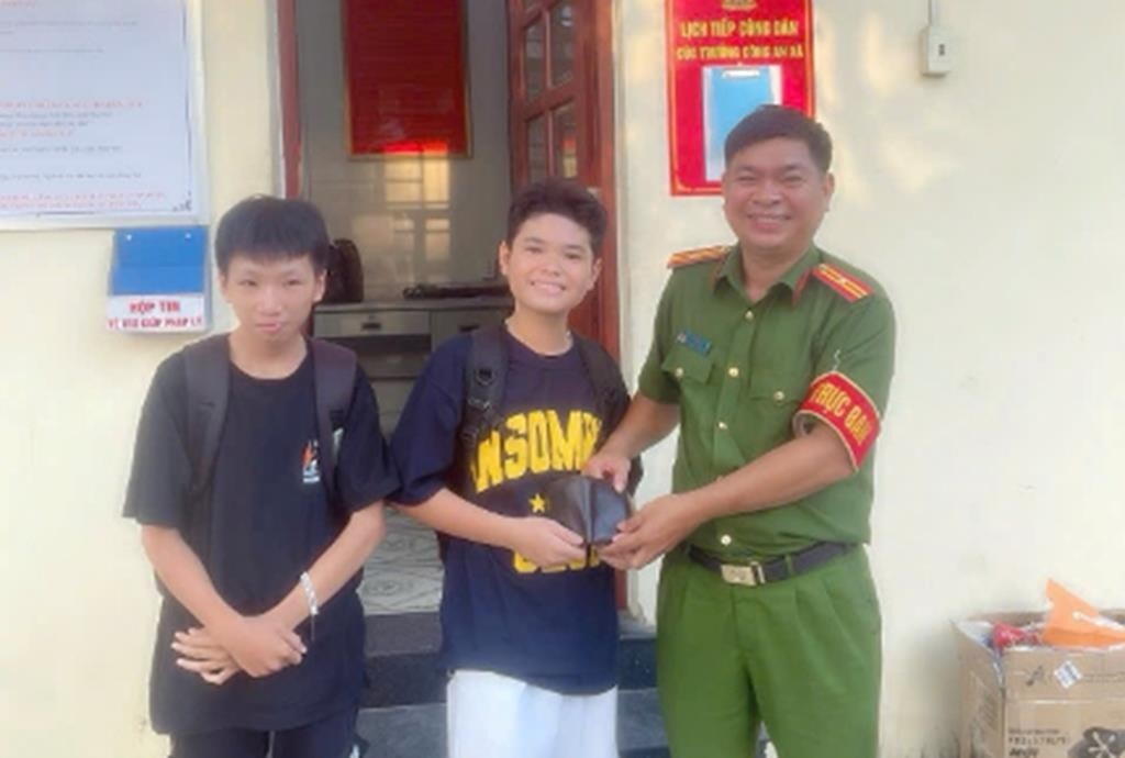 Hai hoc sinh lop 8 o Dong Nai tra lai vi tien cho nguoi danh roi hinh anh