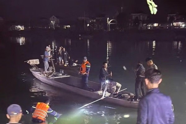 Nam sinh lop 9 truot chan duoi nuoc trong dem hinh anh