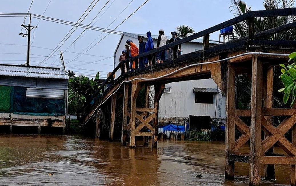 Nguoi dan ong bo lai xe may roi nhay cau tai Dong Thap hinh anh