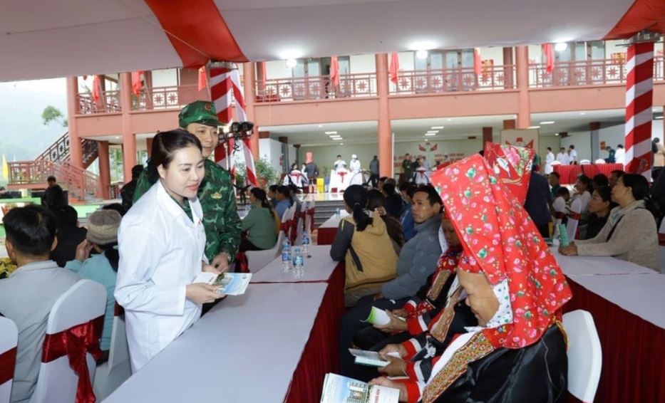 Bat dau Giao luu huu nghi quoc phong bien gioi Viet Nam - Trung Quoc hinh anh