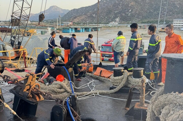 Ngat khi tren tau hang o Khanh Hoa, 3 nguoi tu vong hinh anh