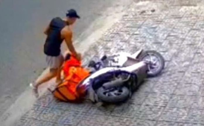 Nu shipper bi nguoi dan ong hanh hung o TP.HCM hinh anh