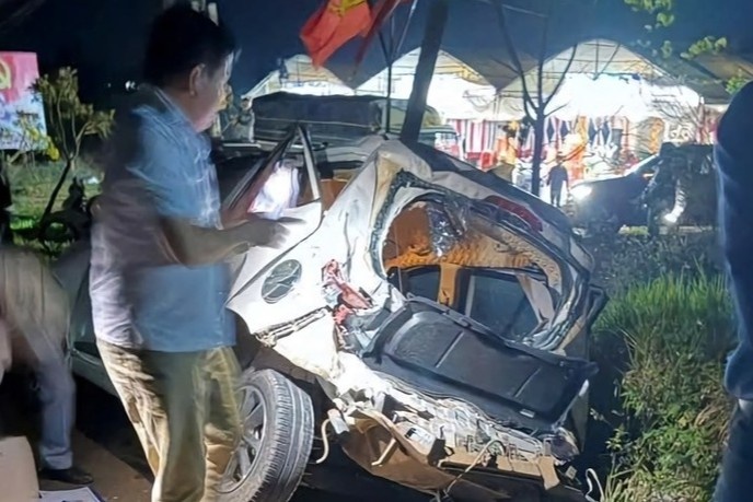 Xe tai tong lien tiep 3 oto tren quoc lo, mot nguoi di bo tu vong hinh anh