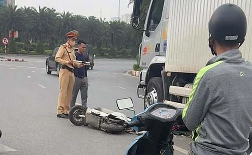 Xe may va cham xe tai, mot nguoi tu vong hinh anh